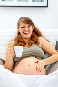 woman-laughing-in-labor